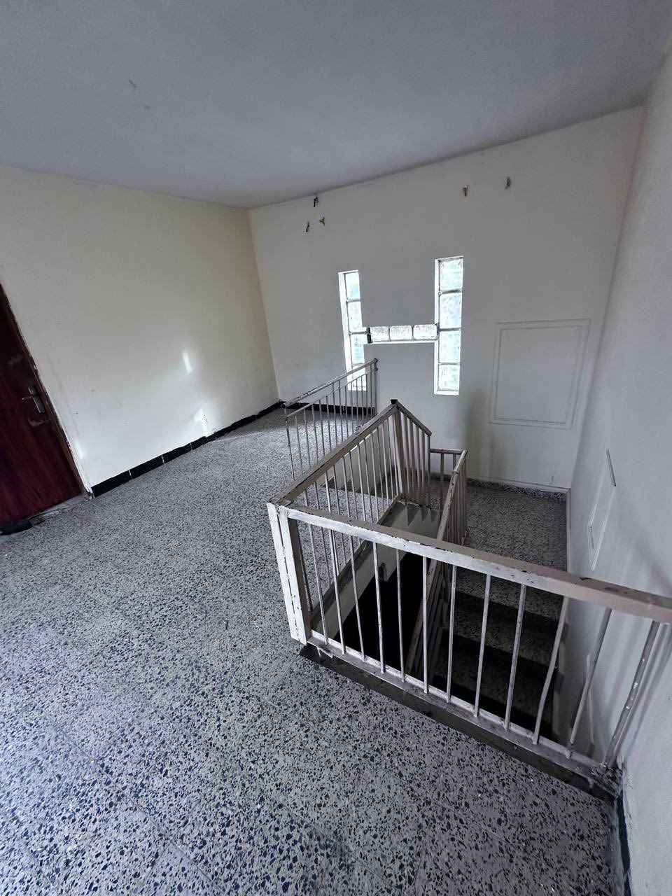 السلام عليكم
بيت 🏠 300 متر للايجار 
***********
***********
قرب جامع ابن القيم 
الخالديه
