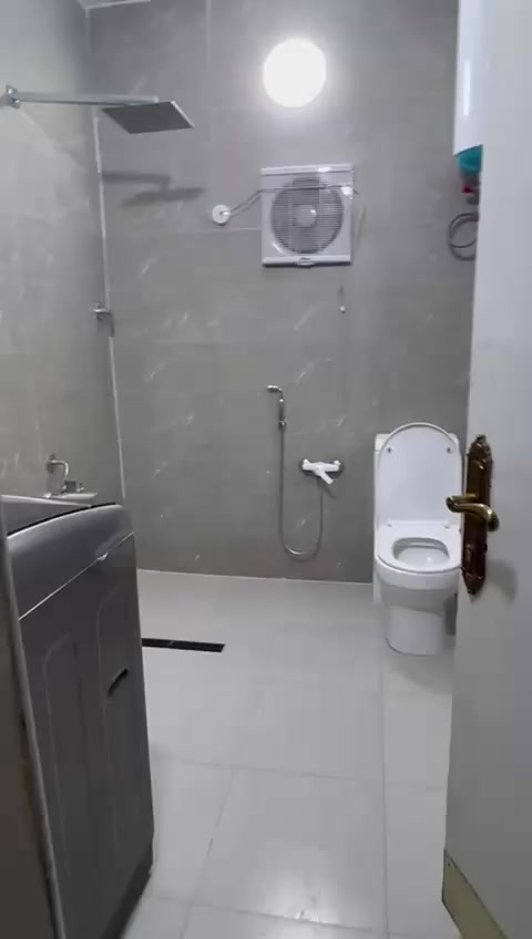 📍 طابو صرف / بيع او مراوس

✨ فرصة مميزة للبيع – بيت طابقين موقع ممتاز ✨
📍 الموقع: قرب جامع صلاة الجمعة – مقابل الحديقة مباشرة
🔹 مساحة الأرض: 218 متر
🔹 البيت خلفي مع ممر دخول يبدأ 2 متر وينتهي 3.5 متر
🔹 نوع السند: طابو صرف
🏠 تفاصيل الطابق الأول:
• استقبال كبير: 8 × 6 متر
• صالة: 6 × 5 متر
• غرفة نوم: 5 × 5 متر
• منور: 4 × 5 متر
• مطبخ بارد: 6 × 4 متر
• مطبخ حار: 3 × 3 متر
• صحيات داخلية: 3 × 3 متر
• مخزن: 2 × 1 متر
🏢 الطابق الثاني:
يتكون من شقتين حديثة البناء، وكل شقة تحتوي:
• غرفة
• صالة
• مطبخ
• صحيات

📞 للاستفسار والمعلومات أكثر:
راسلنا خاص أو واتساب او اتصال ***********
