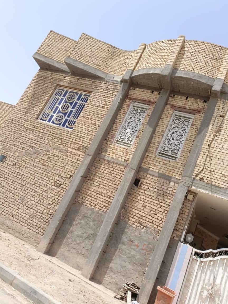 دار البيع  بحي الصادق ركن طابقين
مساحه البيت 175
الطابق الأول غرفتين وصاله واستقبال   ومطبخ حار وبارد وصحيات وكراج سياره 
الطابق ثاني 
اربع غرف وصاله مطبخ حار وبارد وصحيات 
الفوك مشتمل ودرج دخلي وخارجي ستفسار السعر بل رقم ***********
