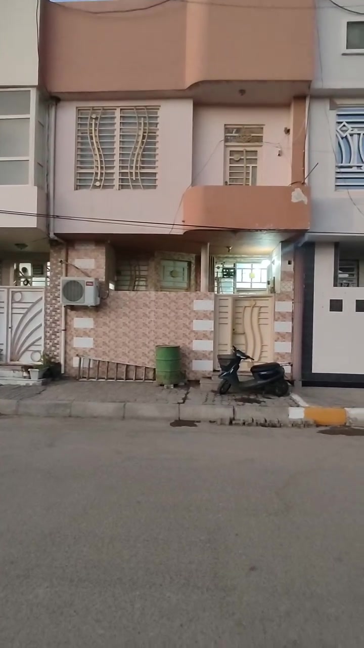 السلام عليكم مشتمل جديد بناء حديث واجهه ٦الى ربع ونزال ١٠ موقع حلو حي العامل منطقه الاولى قرب مدرسه اصحاب الحسين يتكون من صاله و استقبال وصحيات  طابق ثاني غرفتين وصحيات شوف بعينك واتصل علا الرقم ***********
