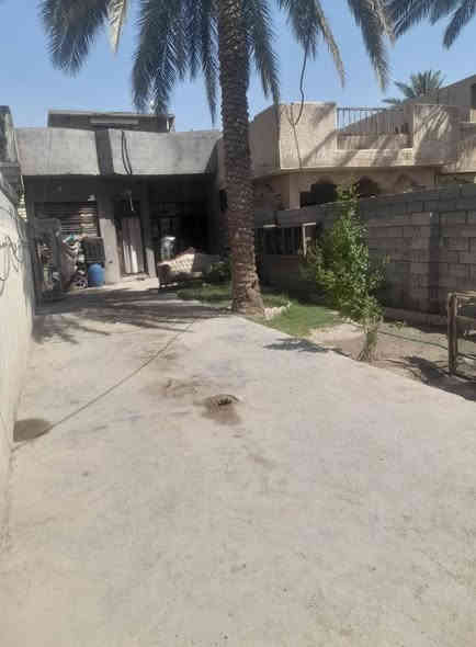 بيت 250 م فعلي 
واجهة 6.60 × 37 
بدون كاشي 
غرفة نوم وصالة ومطبخ وحولي وحمام خارجي 
الشارع مبلط فرق 6 بيوت عن الشارع العام 
كهرباء 3 فيز 
السعر 170 قابل للتفاوض 
نهاية الشرطة الخامسة يم تل اسود
***********
