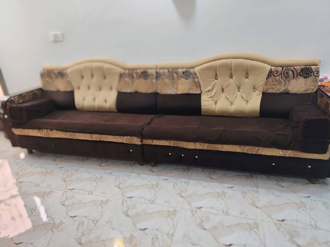 ديوان مستعمل للبيع طوله ٢٢ متر بيه ٣ تكوات وزاويتين ونظافة ٧٠ بلميه شغل موصل سعره ٨٥٠ الف للاستفسار ***********
