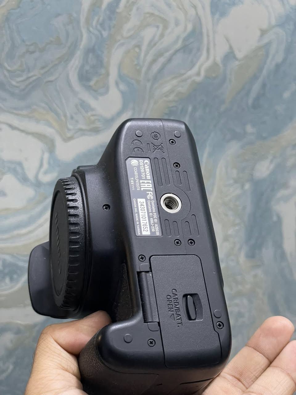 السلام عليكم 
للبيع كانون 4000d بوضع الجديد بالضبط 
الكاميرا نظافة ١٠٠٪؜ مستخدمة قليل جدا حالها حال الجديد بدون مبالغة. مع كامل ملحقاتها شرق اوسط (ماخوذة جديدة بضمان مو بالة) وعدستها الاصلية ١٨-٥٥

السعر ٣٠٠ الف اي ما يعادل ١٩٠ دولار 
عنواني بغداد ***********
