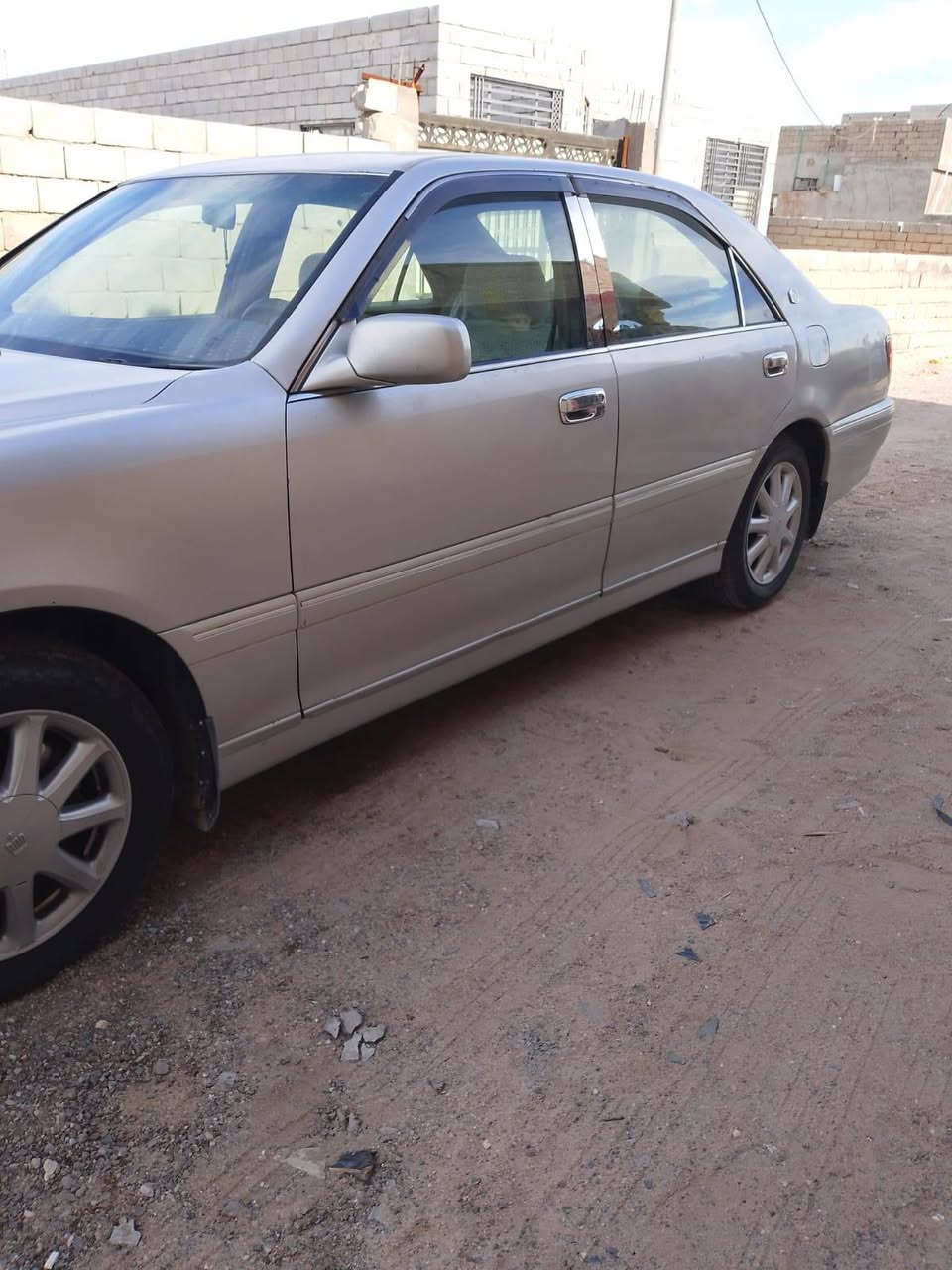 السلام عليكم سياره ملكه للبيع السعر 115 بيها مجال موديل 2000مكفوله من الكص والنقل جثه مكينه وكير وحداديه فول عنواني البصره سفوان ***********
