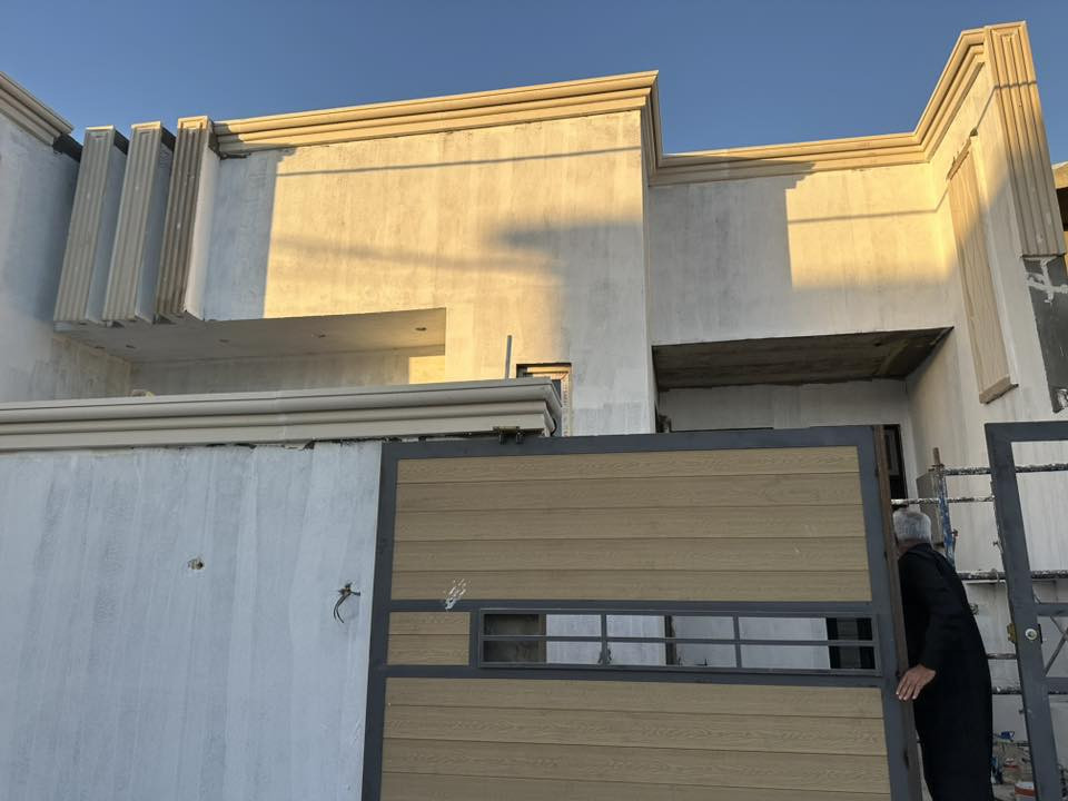 دار للايجار مجمع الجامعه النموذجي (حيدر هندي )
بناء حديث يوم الجمعه يتم تسليم الدار 
يحتوي على غرف نوم عدد ٢ وصاله ومطبخ واستقبال وكراج سياره
خدمات كامله كهرباء تبليط مجاري ماي 
سعر الايجار ٤٠٠ الف دينار شامله الماء والكهرباء 
للاستفسار الاتصال على الارقام التاليه 
او مراجعة مكتب الحولي للعقار 
***********
***********
