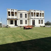 1500م للبيع يحتوي على ٥ غرف نوم +مع كل غرفه سويت للاستفسار 07510827016...