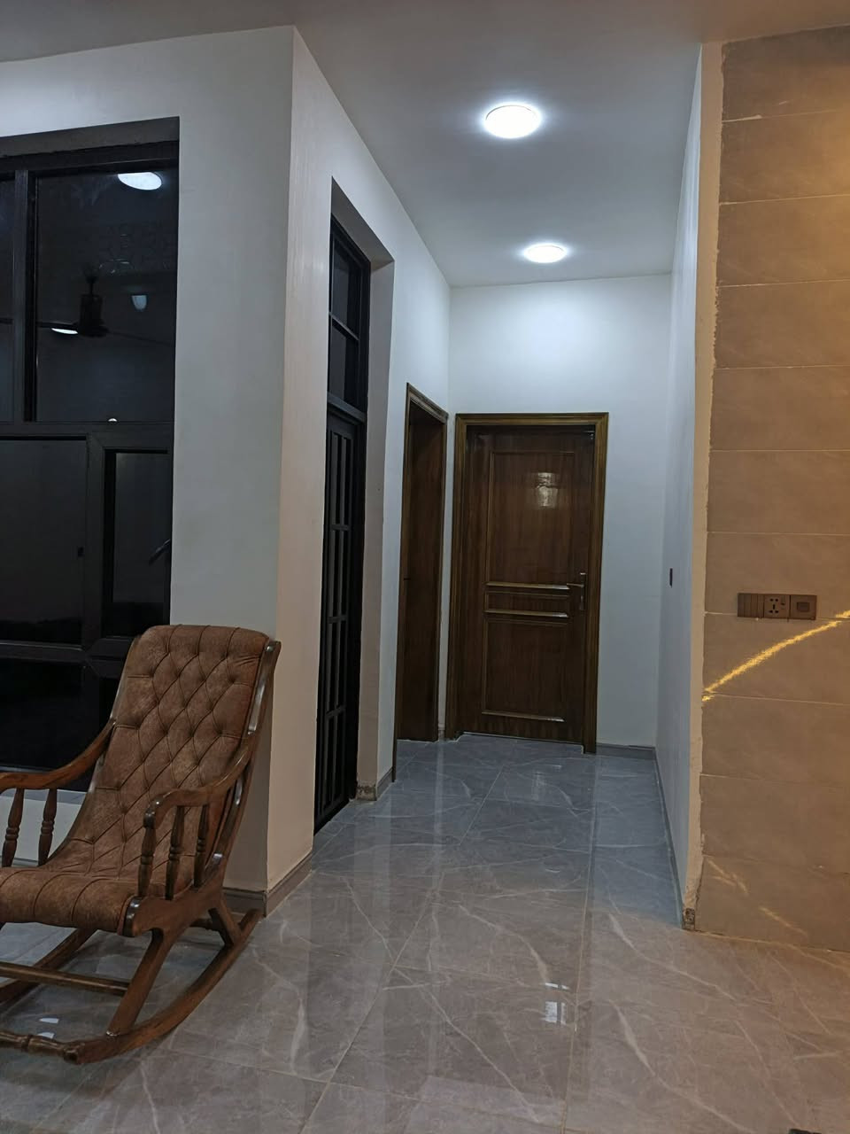 السلام  عليكم. دار للبيع في حي المشتل. مساحه 200 وجه 10 ونزال 20 واقع في ظهر شارع 30 الي يربط بشارع سده بناء حديث درجه والى مطلوب اسكان. ينباع حر او مطلوب حسب التفاق. للستفسار *********** اخوان ماعرف اي تفاصيل ثانيه. مكلف بل نشر
