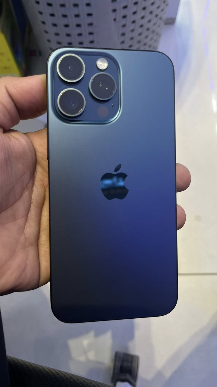 السلام عليكم 15 pro max للبيع جهاز نضيف ومامفتوح شرط ما مفتوح تجي تفحص وتدلل بطاريه ٨٦ دبل سيمكارت 
ذاكره 256GB الجهاز بس شخوط شويه بالاطراف موضحه بصوره شاشه مابيه اي شخط الجهاز بلادي رايده بمليون او ٥٠ وبي مجال للشراي مكاني كربلاء ***********1 واتساب موجود
