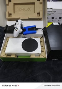 XBOX SERIES S كامل الملحلقات (كارتونة،يدة الأصلية، كيبلات الأصلية)  مع...