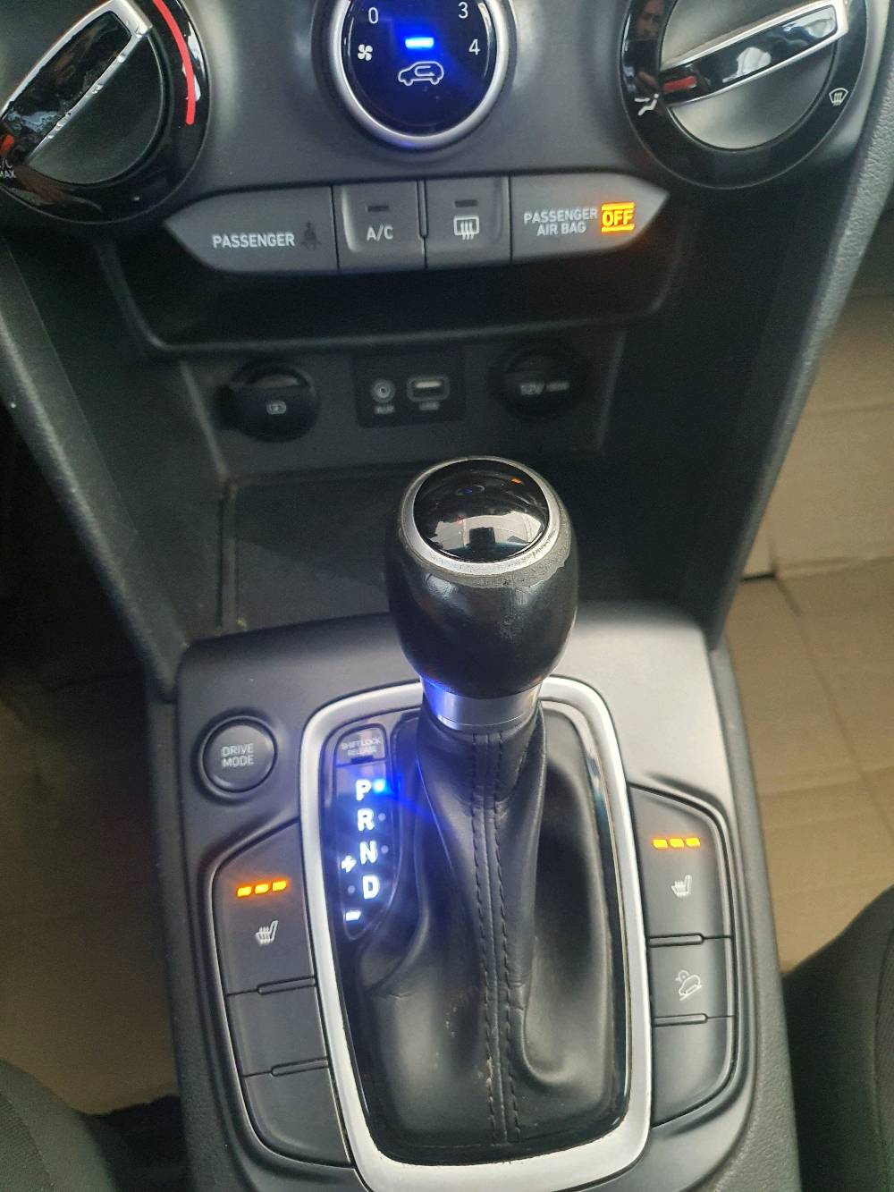 هونداي كونا للبيع ٢٠٢٠ وارد امريكي حادثها جاملغ خلفي وشويه من الصندوك بدون ايرباك يعني صبغ جاملغ وشويه من الصندوك باقي السياره مكفول مكينه ٢٠٠٠ دوش وكير اي تي ماشيه ٤٦ الف ميل            مواصفات السياره تجي قماره سوده تو كلر وحمالات سقف          بصمه  كشن تدفئه  ورادار جانبي وامامي  تحديد  مسار  انحدار وتزحلق كامره وتحكمات  رقمها  اربيل  اب  اسمي سنويه وهزه ولوحات كله جديد  سعرها  ١٤٢  ورقه  مكانها  بغداد  للاتصال    ***********       ***********   واتس اب                 