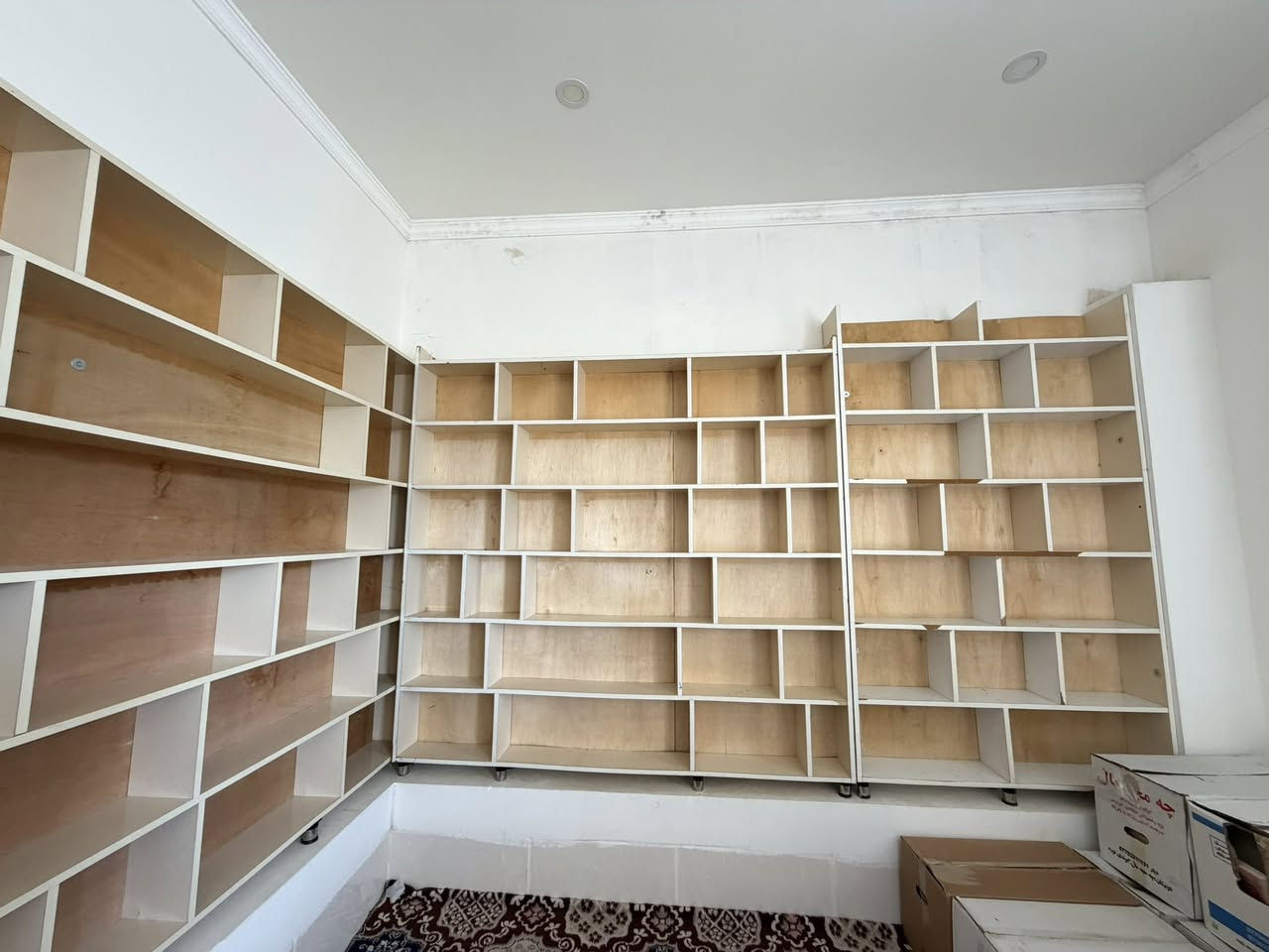 سەیریکە چیم بۆ هێناون کتێبخانە٧مەتر ئەبێت زیاتر 
جیگای  نزیکی ٤٠٠کتیبی تیا ئەبێتەوە 
پانیەکەشی تەسەور ئەکەم دوو مەتر بوێت
جا فرۆشتنی خیرایە قوفلی٢٣٥هەزارە
بچۆ دروسی کە سەروی ملیون ئەخوات
هەرکەس موشتەرییە تێل بکات رەحمەتی لێویت
جا هەرچیتیش هەیە لێو ئەکرم ***********
