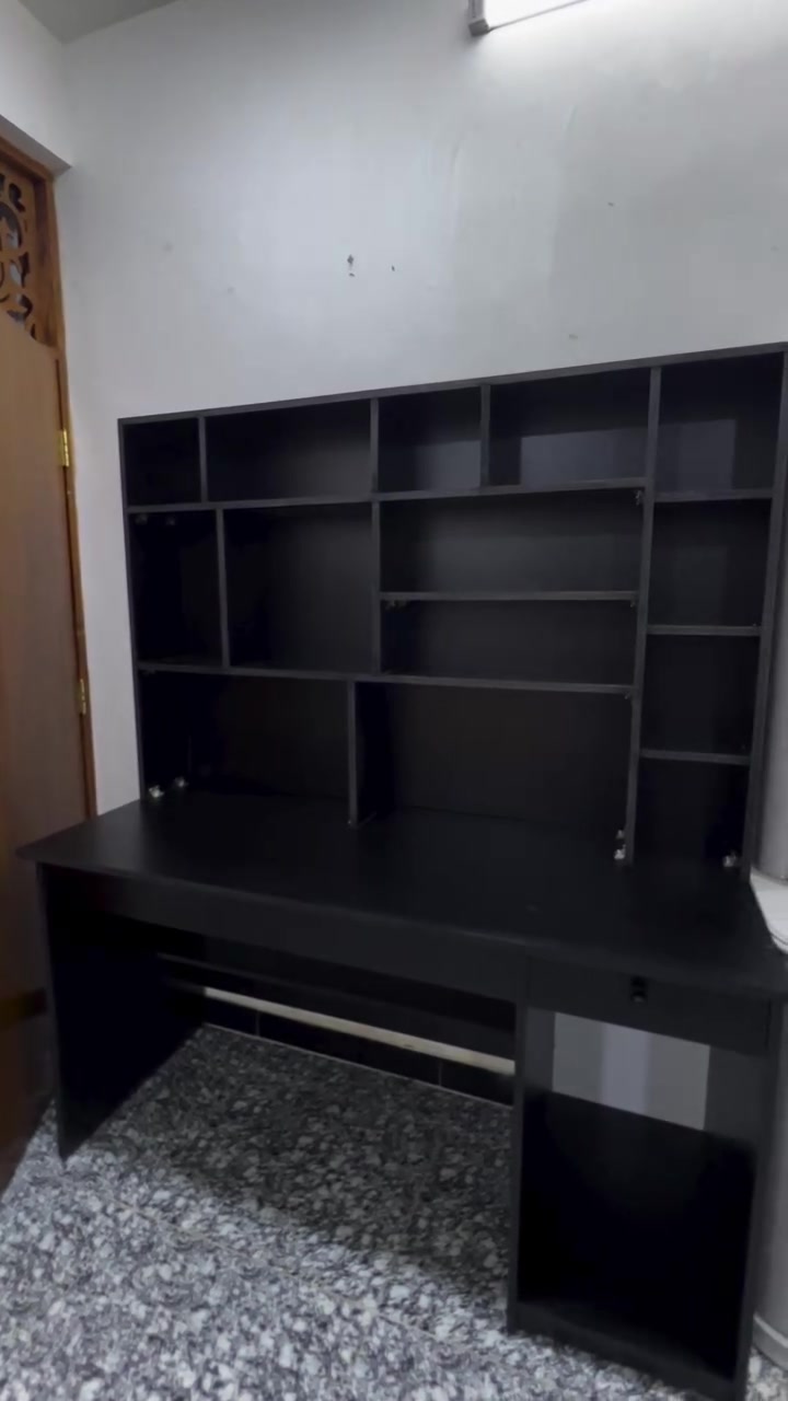 ميزة منفصل : يتكون من قطعتين منفصلات تقدر تستخدمه كمكتب متكامل، أو تفصلهم وتستخدم الجزء السفلي كميز لوحده والجزء العلوي كرفوف معلقة على الحائط!القياسات: عرض 150 سم × ارتفاع 180 سم × عمق الميز 60 سم كامل.الخامة: خشب متين باللون الأسود الطافي 
تصميم خاص 
📞***********
