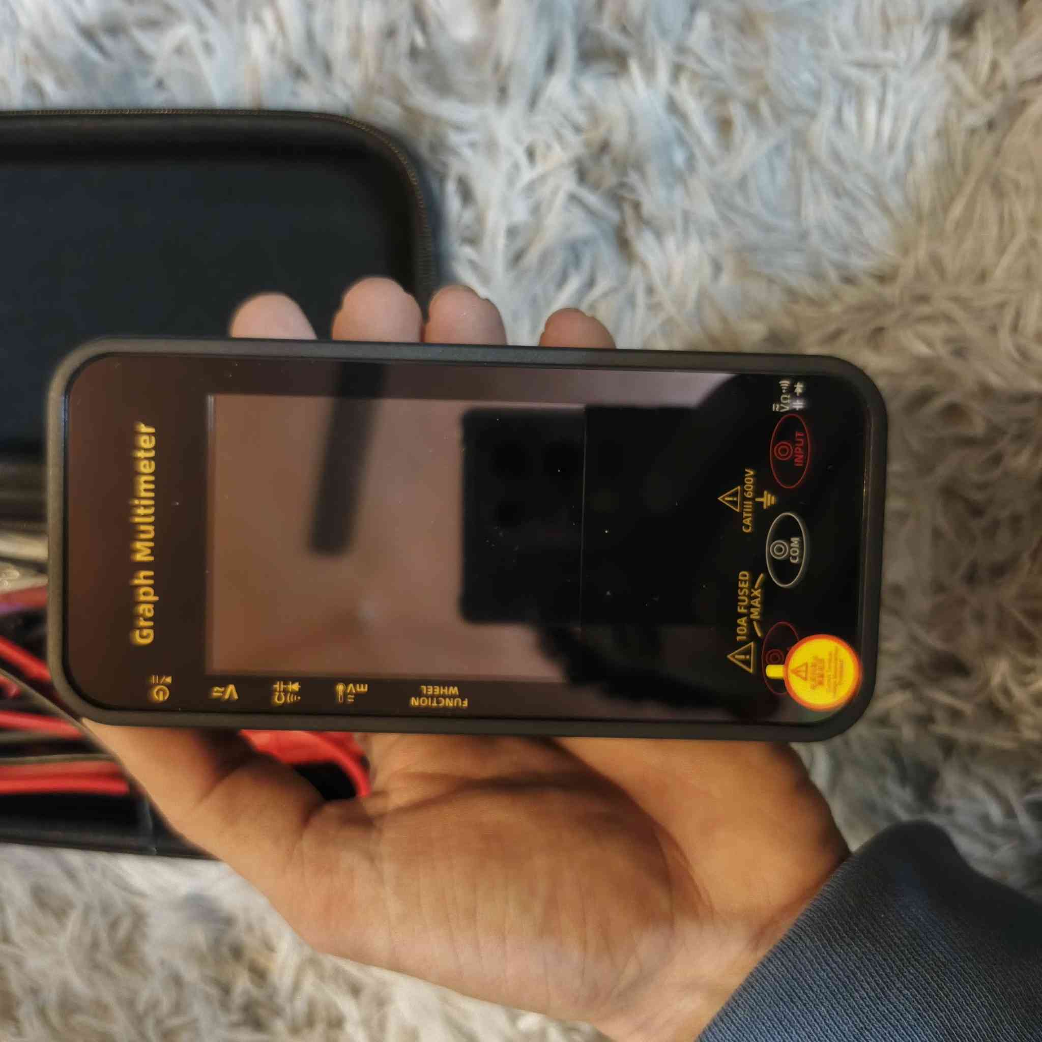 هذا جهاز قياس متعدد رقمي (غراف) BSIDE S450. 
يتميز بشاشة ملونة TFT عالية الدقة مقاس 2.8 بوصة.
يقيس الجهد الكهربائي للتيار المستمر حتى 1000 فولت، والجهد الكهربائي للتيار المتردد حتى 750 فولت، والمقاومة، والسعة، ودرجة الحرارة، والمزيد.
يعمل ببطارية ليثيوم مدمجة قابلة لإعادة الشحن بسعة 1800 مللي أمبير في الساعة.
يأتي مع مجسات قياس وحقيبة حمل للحماية والتنقل.
الأبعاد التقريبية هي 108.0 × 69.5 × 33.0 ملم ويزن 162 جرامًا (شاملة البطارية).


**إذا كنت صاحب هذا الإعلان وتريد حذفه لأي سبب، رجاءا أرسل رسالة إلى الدعم الفني**