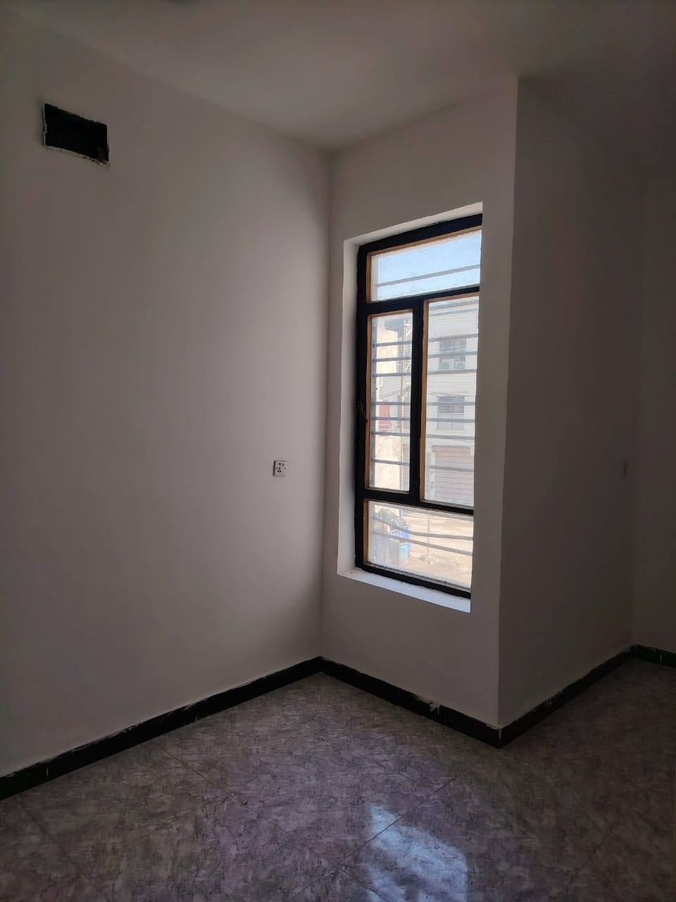 #بيت. للبيع 
📐 المساحة: ٥٠ متر
🏠 البناء: طابقين مع بيتونة كبيرة
يتكون من:
مدخلين
استقبال
مطبخ
حمام
غرفتي نوم
📄 الطابو: زراعي سند ٢٥
📑 تنازل شركة + إقرار محكمة
💰 السعر: ٧٨مليون. 
📍 العنوان: بغداد – الدورة – البوعيثة – مجمع السلطان الرابع
📌 قريب من المدارس
📞 للاستفسار:***********
