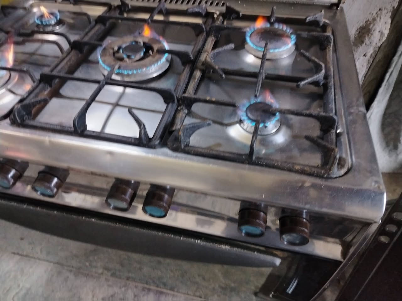 طباخ ايطالي الصنع كلشي شغال الفرن وجميع العيون نظافه90%السعر 170مراسله وات ساب ***********
