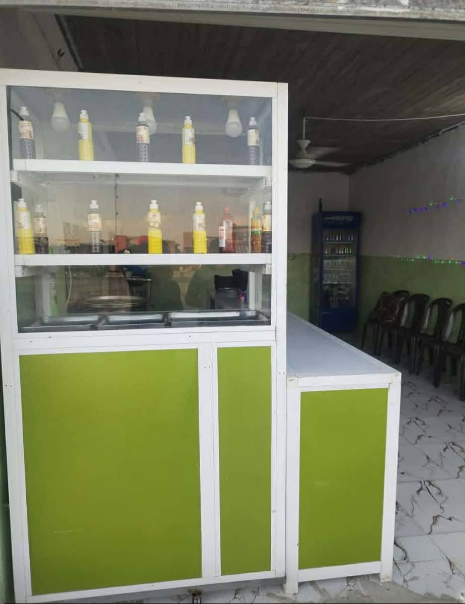 السلام عليكم أغراض مطعم للبيع 
طباخ
شوايه شاورمه 
كراسي 
طبله حجم كبير 
خزان ماء 
صخان ماء حجم صغير 
ميز عدد 2
جام خانه 
(يعني مطعم جاهز )
للاستفسار ***********
               ***********
