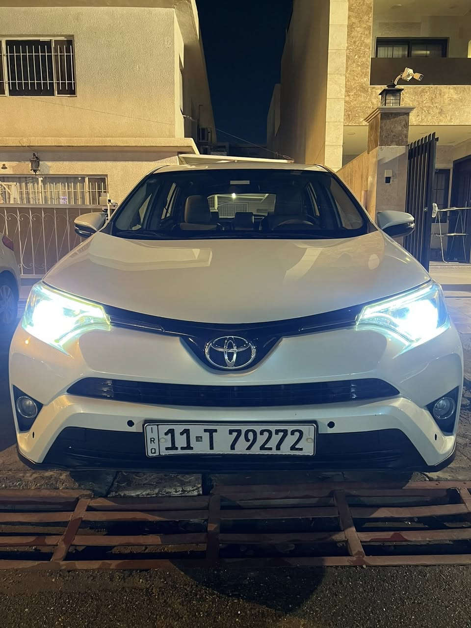 راف فور 2018
ساس لون صدفي محرك 2500 
رقمها بغداد محدث الجديد
ماشية 45 الف كيلو 
انارة لد امامي خلفي زنون
 تحكمات استيرن جهتين شاشة كاميرا
حالياً كاملة بدون نقص
ضررها بنيد وجاملغات امامية ودعامية والايتات الامامية 
بدون صبغ السيارة مبدله القطع مطابق لون وبجم مشدود الها مال لمتد 
حادث السيارة ضاربة باب بيت واكع عليها فأكو رصعات خفيفة متروكها على وضعها الرصعات بدون تصليح بداية القمارة فوك الجامة
للاتصال الرقم ***********
