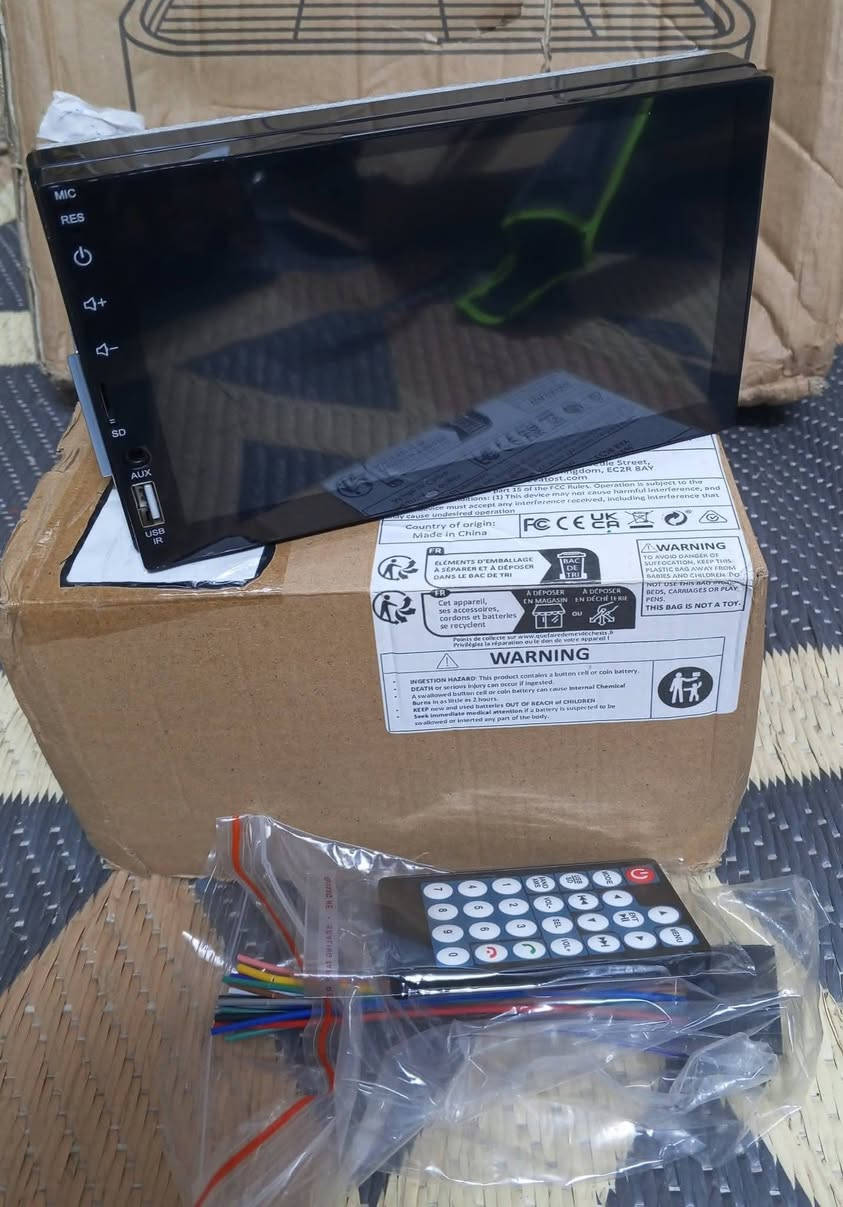 شاشه بهذ شكل اندرويد واي فاي  توضح الصورة مشغل وسائط متعددة للسيارة (Car MP5 Player) من طراز 7010B، وهو نظام ترفيهي متكامل يأتي بشاشة تعمل باللمس ويدعم تقنيات الاتصال الحديثة.أبرز المواصفات والمميزات:الشاشة: شاشة ملونة عالية الدقة (HD) مقاس 7 بوصات تعمل باللمس.الاتصال:بلوتوث: يدعم المكالمات اللاسلكية (Hands-free) وتشغيل الموسيقى من الهاتف.وصلة المرآة (Mirror Link): تتيح عرض شاشة هواتف أندرويد وiOS على شاشة السيارة.المنافذ والوسائط:منفذ USB ومنفذ لبطاقة الذاكرة TF/SD (حتى 32 جيجابايت).منفذ AUX لتوصيل الأجهزة الصوتية.دعم راديو FM مع تخزين محطات مسبقة.مميزات إضافية:دعم تشغيل الفيديو بدقة 1080P Full HD.إمكانية توصيل كاميرا خلفية للمساعدة في الاصطفاف.شحن الهواتف المحمولة عبر منفذ USB.أزرار ذات إضاءة خلفية ملونة قابلة


**إذا كنت صاحب هذا الإعلان وتريد حذفه لأي سبب، رجاءا أرسل رسالة إلى الدعم الفني**