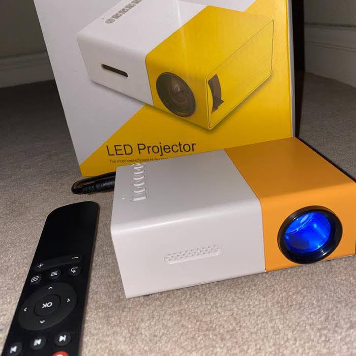 بروجكتر حجم صغير 💡 داتا شو 

حجز والاستفسار واتساب 
***********📱
يوجد خدمة توصيل 🚕 
محافظات 5الاف 
بابل المسيب 3 آلاف 
المسيب حي العسكري 🏍️ مجاني 

إستمتع بتجربة  سينيمائية تصل الى 60 بوصة مع ريموت تحكم عن بعد 🤩🎥
 
يمكن ربطه بهاتفك عن طريق وصلة HDMI و عرض شاشة الهاتف بشكل اكبر و مناسب لإلقاء الإجتماعات او عرض المحاضرات 📲

يمكن ايضا توصيله باللابتوب عن طريق وصلة اتش دي HDMI او اذا كان لديك فلاش USB Flash او بطاقة ذاكرة TF Memory Card يمكنك عرض محتوياتهم على البروجكتر مباشرةً كما يمكن ربطه بالبلايستيشن او الشاشة للحصول على صورة اكبر و افضل 💻

▪️جودة صورة بدقة 1080p
▪️الاضاءة : 400 لومينز Lumens 
▪️ألوان واضحة مع سبيكر داخلي للصوتيات
▪️ريموت كنترول للتحكم في وظائف البروجكتر عن بعد 
▪️مزود بمنافذ USB , TF Card , HDMI , Aux 3.5mm
▪️ازرار اضافية في البروجكتر للتحكم و التنقل بين الملفات
