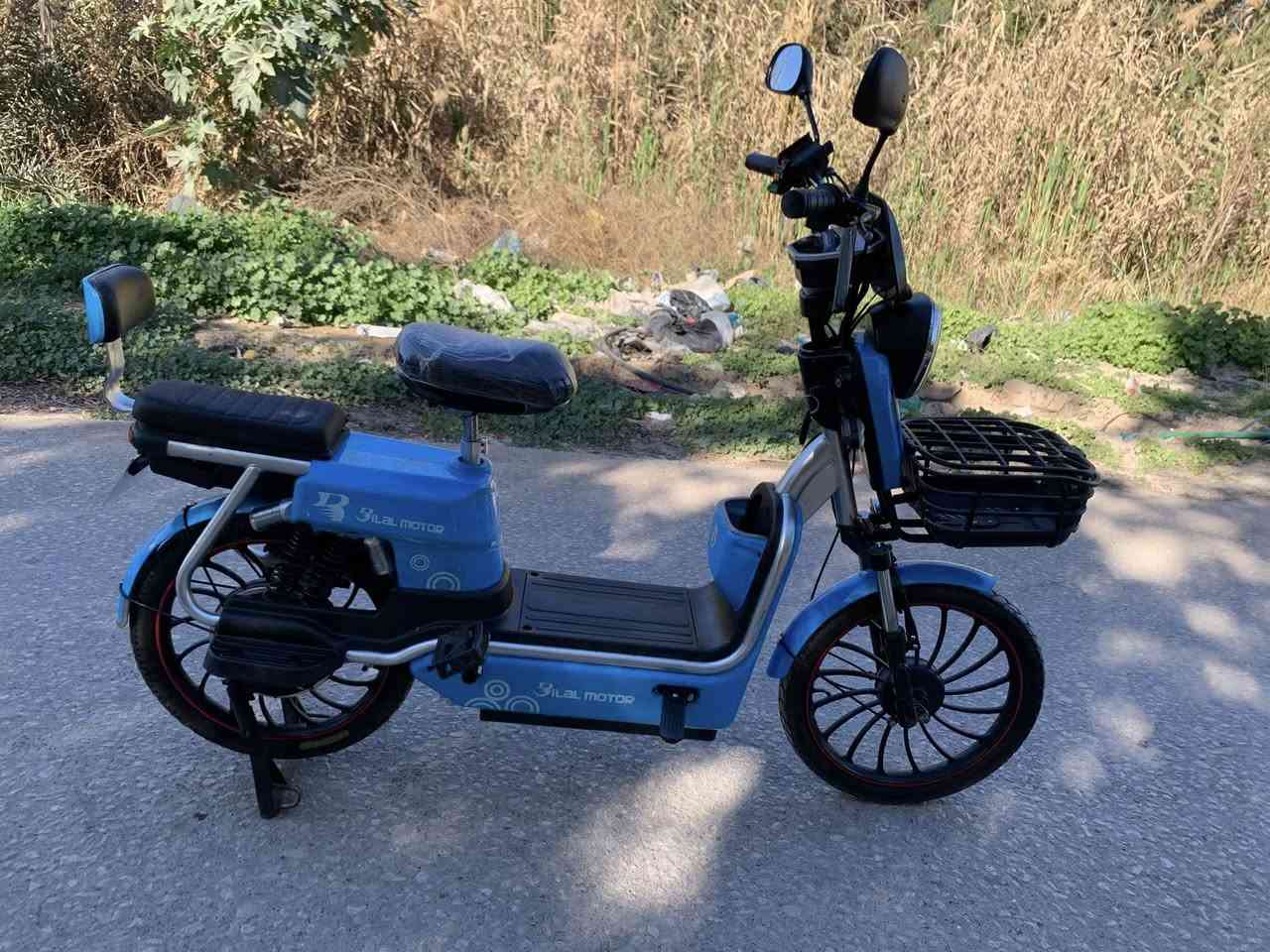 السلام عليكم 
دراجه شحن حجم 20 بطاريات عدد 5 جدد مصار سبوع من أخذتهن يمشن ب الشحنه 35 كيلو تايرات جدد جوبلس الدراجه كامله وما ناقصها اي شي سرعتها الحقيقيه 50 للتواصل موجود ع الخاص ***********
