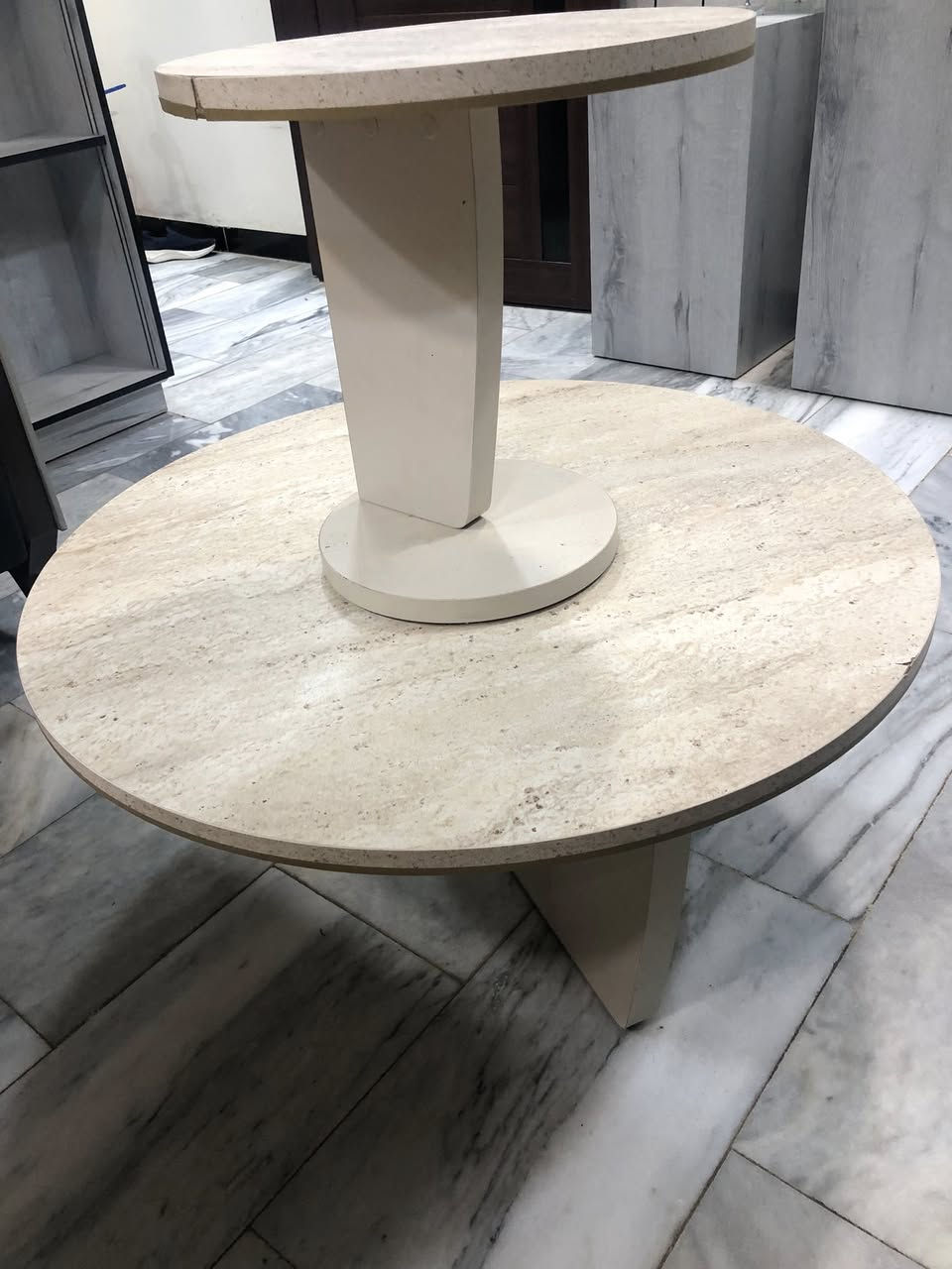 مكتب كامل للبيع
ميز مكتب عرض 180 زاويه سعره 550
كرسي مدير سعر 90 
تخم 4 مقاعد جلد سعره 400
طبلات وسطيه عدد 2 سعر 150
رفوف mdf قياس 120 في 270 سعر 250
رف 50 في 200 سعره 60 

التواصل عل رقم ***********
او خاص 
بيع مستعجل
