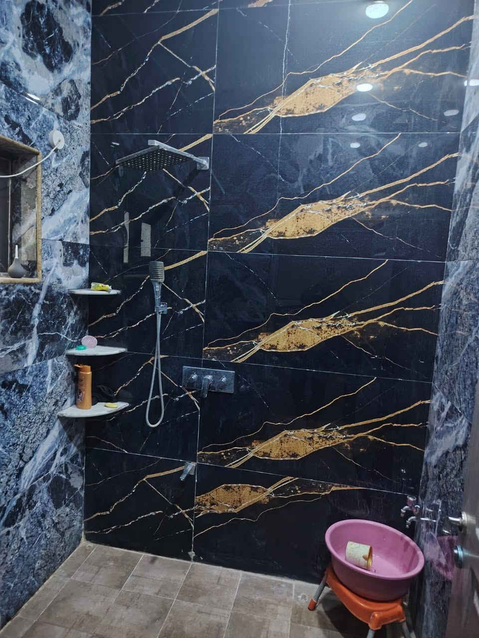بيت بناء حديث زراعي الزعفرانية الشارعين سيد هاشم قرب دائره الكهرباء
مساحه 150 وجها 7.5 اربع غرف نوم واستقبال وصالتين حمامات 4 بناء متعوب عليه منطقه كامل جميع الخدمات قريب جداً على شارع السعر 185 وبيه مجال بسيط 
الباقي تفاصيل اتصل ***********
