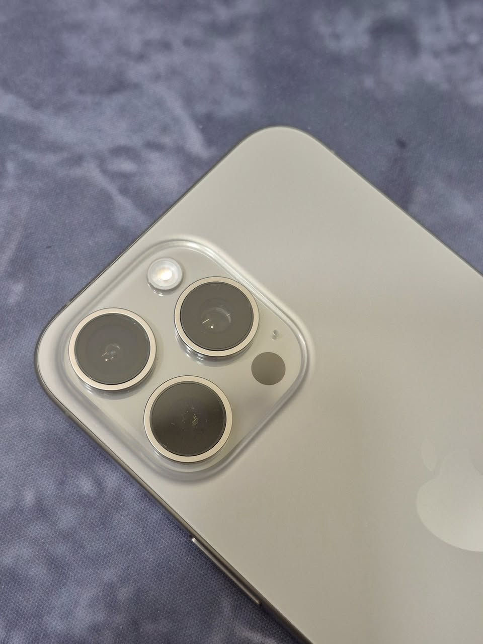 السلام عليكم 15 برو ماكس ذاكرة 256GB بطارية 87%  السعر 875 الف وبي مجال حك الجية مبدل بي فقط الكلاس الطبقة الخارجية الي تحمي الشاشة يعني ممأثر على الشاشة الاصلية غير هذه الجهاز مكفول وبي شخوط بسيطة من اثر الوكعة الجهاز مكفول مع كامل الملحقات الكارتونة والواير فقط مراوس بايباد M4  اذا عندك مكاني بغداد العامرية ***********
