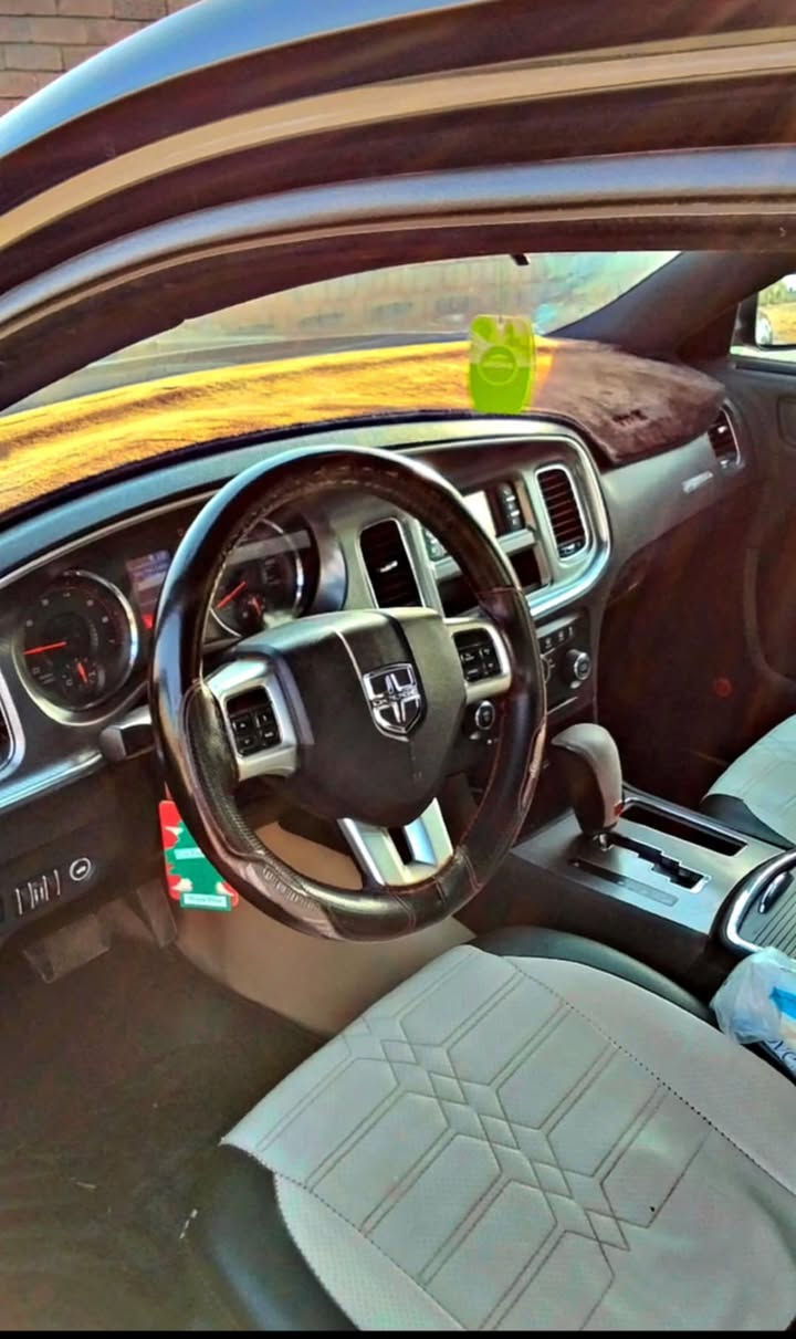 السلام عليكم كل عام وانتو بخير
جارجر للبيع 
موديل 2011سيارة 
نضيفة وجاهزة
 منضومة زينون عالي ناصي 
ربع ميعوزها
وياله تفاحه 
تخم تاير جديد 
ضرر باب السايق فقط صبغ 
 ما مشتغلة خط 
 رقمها سليمانية دولي مميز سنويه لل 2029 للستفسار على 
السعر 155 قفل
***********
مكان صلاح الدين
