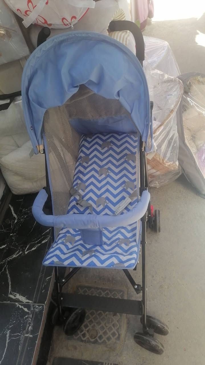 توفرت عربة أطفال بنمط شيفرون (الخطوط المتعرجة) باللونين الأزرق والوردي ، وهي تشبه في تصميمها ونمطها طرازات عربات الأطفال من ماركة My Babiie، وتحديداً موديل MB02. 

خفة الوزن وسهولة الاستخدام: صُممت لتكون سهلة الطي والتخزين، مما يجعلها مثالية للآباء دائمي التنقل.

الراحة والأمان: تحتوي عادةً على مسند ظهر قابل للتعديل ومسند للأرجل لتوفير أقصى درجات الراحة للطفل.

التصميم: تأتي بلون أزرق كابوي جذاب مع فراش داخلي بنمط متعرج


**إذا كنت صاحب هذا الإعلان وتريد حذفه لأي سبب، رجاءا أرسل رسالة إلى الدعم الفني**