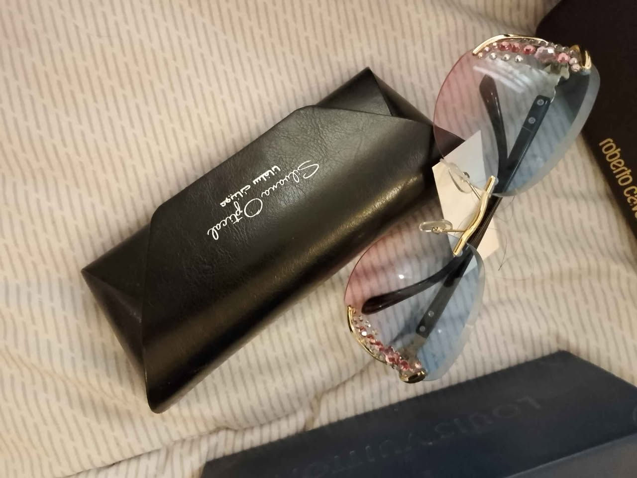 مجموعة نظارات شمسية مستعمل ولكنه جديدة 
ماركات عالميه بغداد, العراق


**إذا كنت صاحب هذا الإعلان وتريد حذفه لأي سبب، رجاءا أرسل رسالة إلى الدعم الفني**