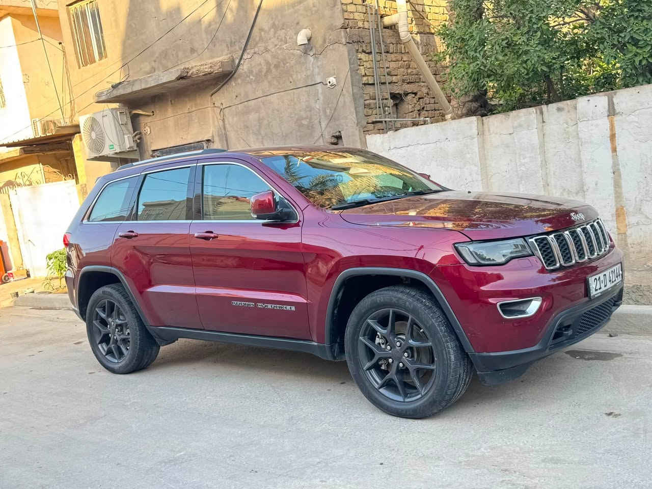 جيب شيروكي وكالة  خليجي 2018 
معروفة موصفاتها ماشية 80 ميل 
رقم سليمانية جديد بسمي 
مابيها اي نقص مكفولة من كلشي ماعدى طخة بسيطة بباب السايق بالطرف من جوة  مكانها بابل مركز المدينة 
***********
