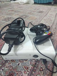 جهاز Xbox 360 سلم للبيع وياه اكثر من ١٢٠لعبه ويده  ومحوله كامل غراض سع...