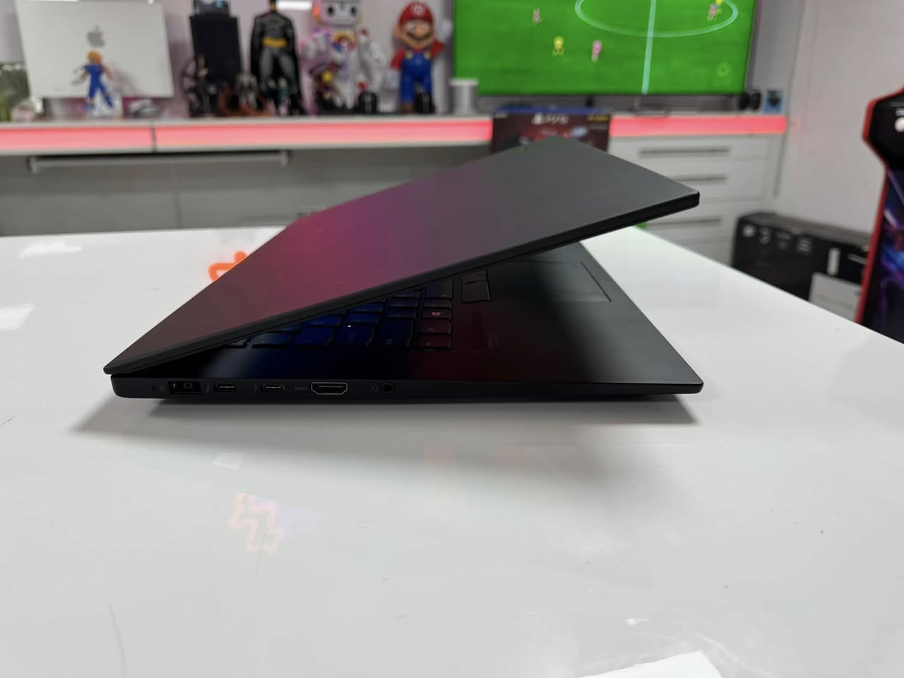 #الخارق كور i9 + جيل عاشر + كارت شاشة خارجي = أقوى لابتوب للإلعاب و البرامج الثقيلة  ❤️ 🔥 

Lenovo ThinkPad P1 Gen 3   

المحتاج العاب قوية و شغل ثقيل و شكل أنيق و وزن خفيف .. لينوفو حققت المعادلة في هذا اللابتوب المميز.

#معالج_قوي_جداً كور i9 (الجيل العاشر) بأعلى فئة H المصممة للإلعاب والتصاميم

رام 16 كيكا DDR4 

هارد 512 نوع SSD - NVMe (أسرع من SSD العادي إللي هو أصلاً سريع)!!

#كارتين_شاشة

كارت شاشة داخلي Intel UHD Graphics حجم 8 كيكا 

كارت شاشة خارجي NVIDIA Quadro T2000 MAX-Q حجم 4 كيكا  

شاشة كبيرة 15.6 Full HD (بيها تشبع لوني قوي + حواف سلم)

نظام التشغيل: Windows 11 Pro – أحدث وأسرع إصدار 25H2

صوت بتقنية Dolby Atmos (صوت محيطي نقي وواضح للميديا والعمل)

كيبورد (ضوئي)

#اللابتوب_يحتوي_على_أهم_البرامج (يعني تستمله جاهز):  

1️⃣ حزمة أوفيس كاملة  ✅

2️⃣ برامج الأدوبي  ✅

3️⃣ برامج الاوتوكاد  ✅

4️⃣ سينمانا وشبكتي لمشاهده الافلام ومباريات كرة القدم ✅

5️⃣ كيم لوب (تنزل أي لعبة بكل سهولة) ✅

6️⃣ منصة ستيم ✅

7️⃣ واتساب ✅

8️⃣ تليكرام ✅

#السعر 950 ألف مع #سيت_ملحقات (حقيبة + ماوس + ماوس باد + هدفون + ستاند تلفون + الشاحن)

بغداد شارع فلسطين (توصيل #مجاني بكل العراق)

واتساب ***********
