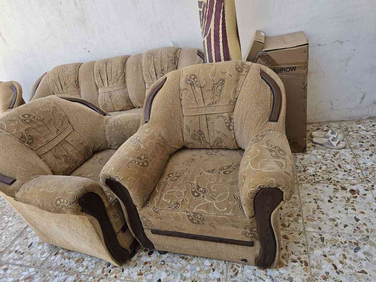 تخم 10 مقاعد 
ميز مرمر مع 6 كراسي 
ميز دائري مع 2  كراسي


**إذا كنت صاحب هذا الإعلان وتريد حذفه لأي سبب، رجاءا أرسل رسالة إلى الدعم الفني**