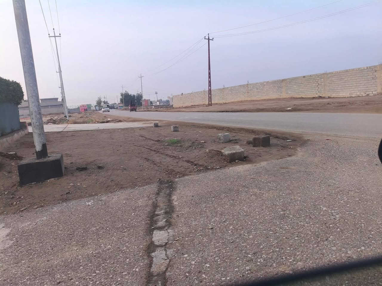 السلام عليكم يوجد قطعه ارض زراعيه قرب مدخل زهيرات الجديد كما في الصور
مساحة الارض 200 متر 
الفراع مقابل لافته شركة انوار البراري
شارع امامي وشارع خلفي
كهرباء ماء زراعي 
شارع محمد صالح 
مقابل السيارة السيفيا ومقابل البيت الملبوخ 
للاستفسار ***********
