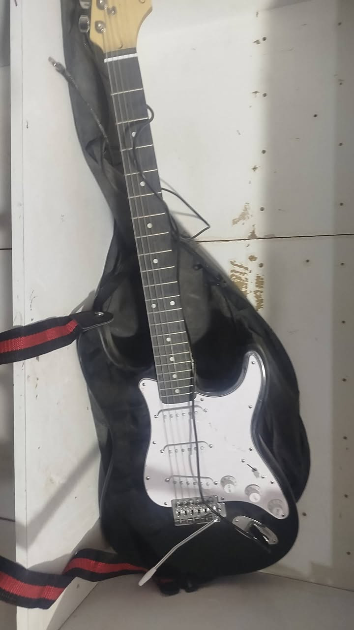 السلام عليكم ئالات موسيقى كيتاريت عالميه كهربائيه وهذا مدري شسمه لاتصال ***********
