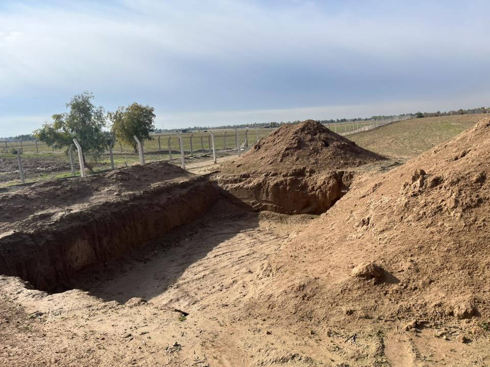 قطعة ارض زراعية 4 دونم للبيع
قطعة زراعية 4 دونم مسيجة بالكامل ومحفور بيها حوض 

عمق: 2 متر 

عرض: 5 متر

طول= 10 متر

📍العنوان/ بنجا علي/ طريق ليلان / خلف محطة الغاز / قرب معمل الجص

واتساب= ***********

*********

زەویەکی زراعی 4 دۆنم بۆ فرۆشتن

زەویەکی زراعی 4 دۆنم بە دەوری سیاج کراوە و حەوزێکی تێایە:

قولی= 2 مەتر 

پانی= 5 مەتر

درێژی= 10 مەتر

📍ناونيشان: پەنجا عەلی / ڕێگای لەیلان / پشت مەحەتەی غازەکە / نزیک مەعمەل گەچ

واتساپ= ***********
