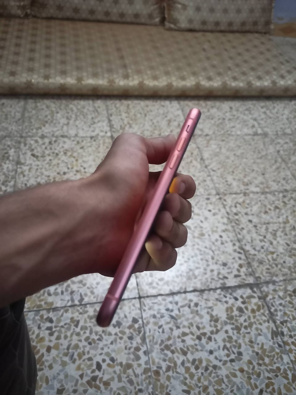 السلام عليكم 
ايفون اكس ار 
نضيف فقط مبدل بطاريه و فيس ايدي مشكلة 
و الباقي نضيف 
كاميرا دمعة %
و فطر بل ضهر مثل ما موضح بل صور 
مكان موصل ايسر 
سعرو 110 
رقم الهاتف *********** وتساب و اتصال فيس ما موجود
