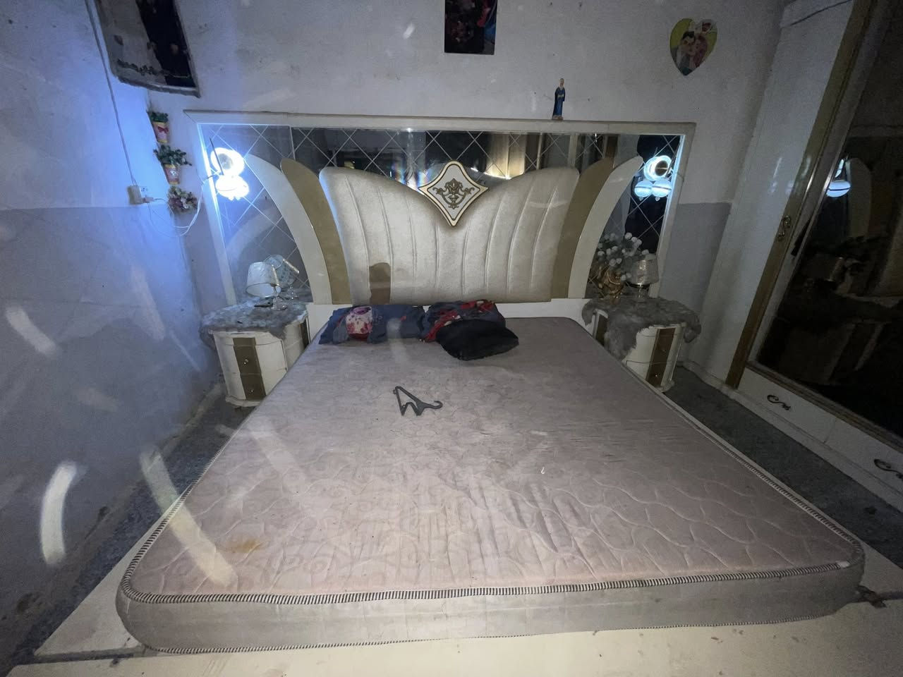 سلام عليكم غرفه نوم مكان بابل غرفه جديده 5قطع السعر 450وبيه مجال بسيط متواجد بس رقم ***********
