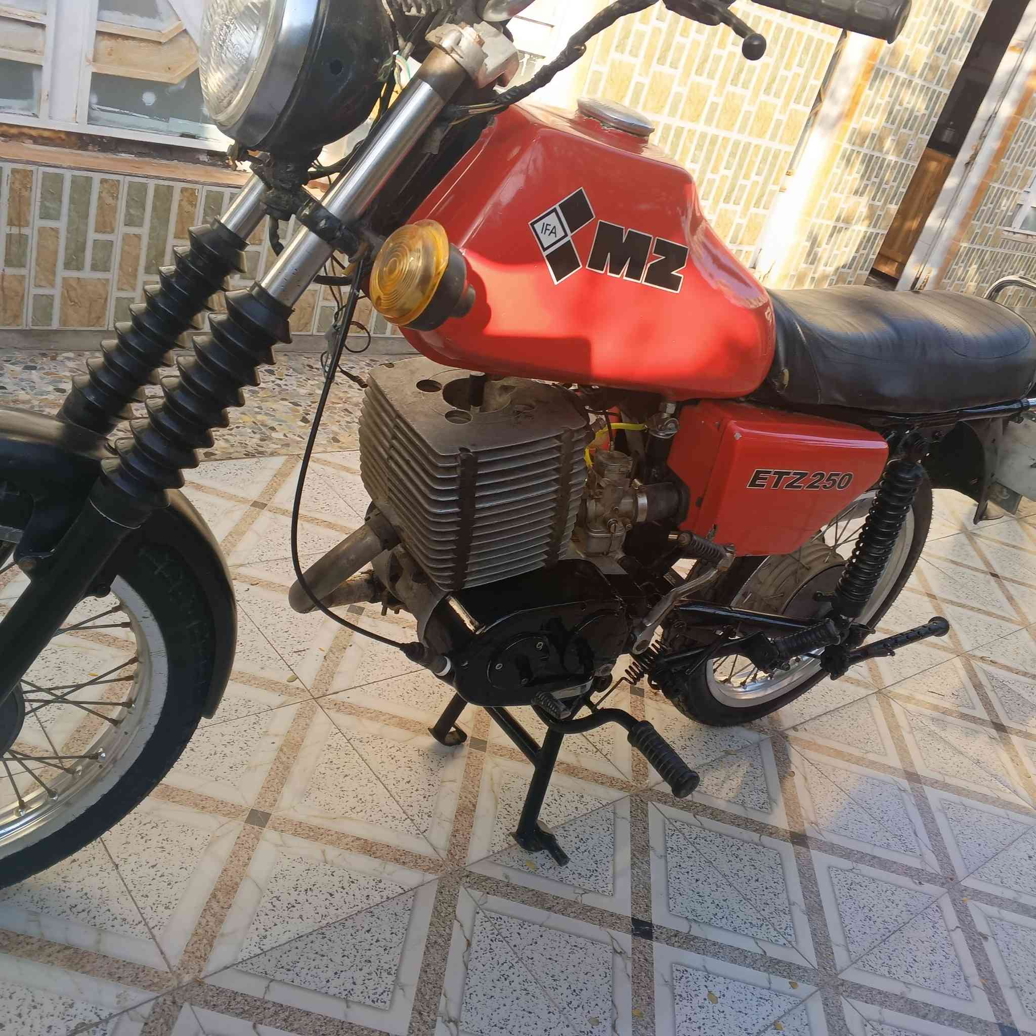 السلام عليكم عندي دراجه انزل 82 دراجه خير من الله بيها لحين بالخشم قص الماكينه قص اربعه عارضه مليون ومئه وبيها مجال***********
