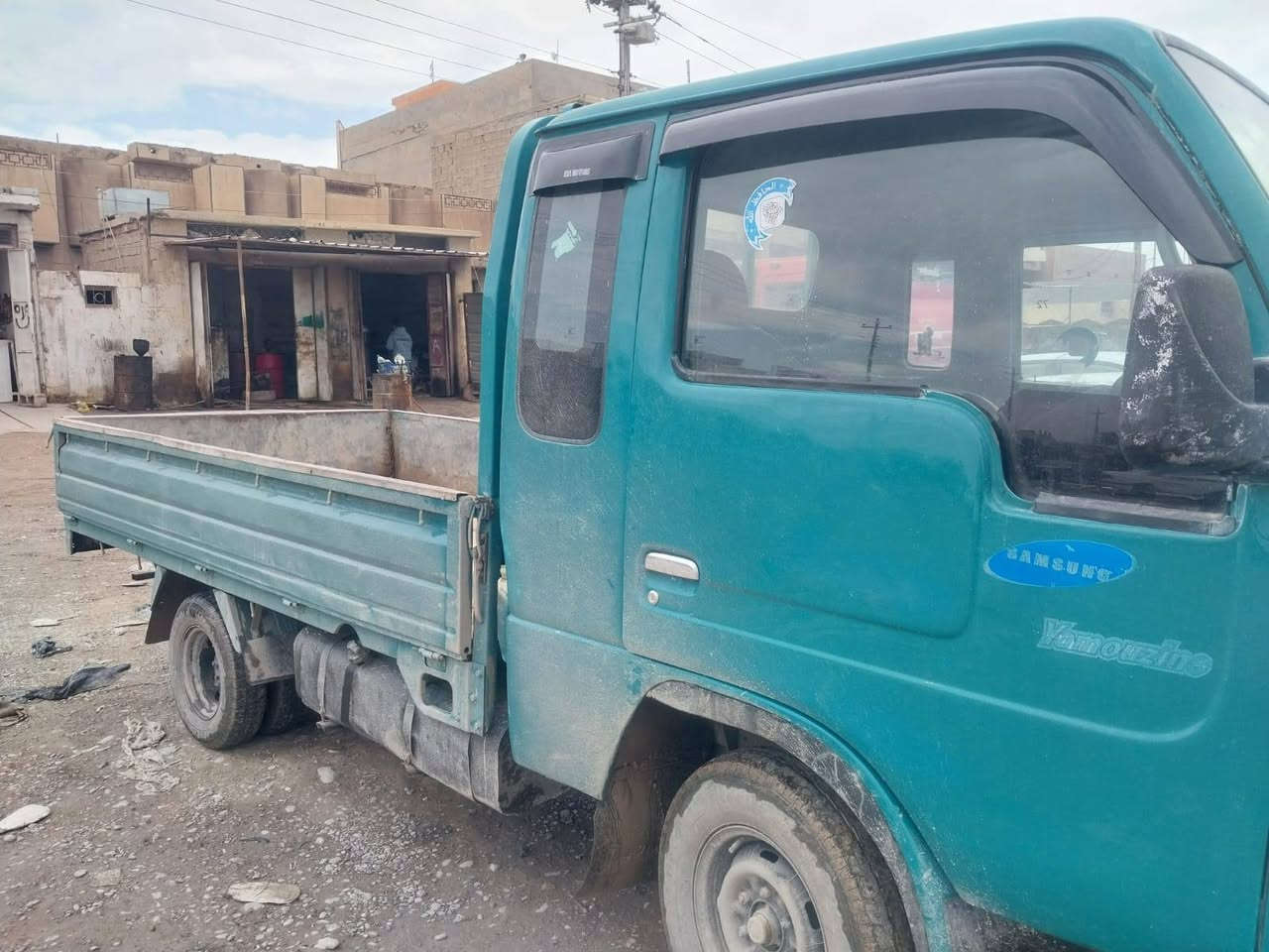 السلام عليك ورحمه الله 
سياره سامسون موديل 1999
جاهزه من كلشي برغي مانقص بيه 
رقم النكليزي جاهز 
تخم تاير امامي خلفي
صدر جديد 
مكينه كير مكفوله 
صبغ مابيه ماعده بس البدي تكحيلات القمياره بلاديه
 رقم تلفوني ***********
