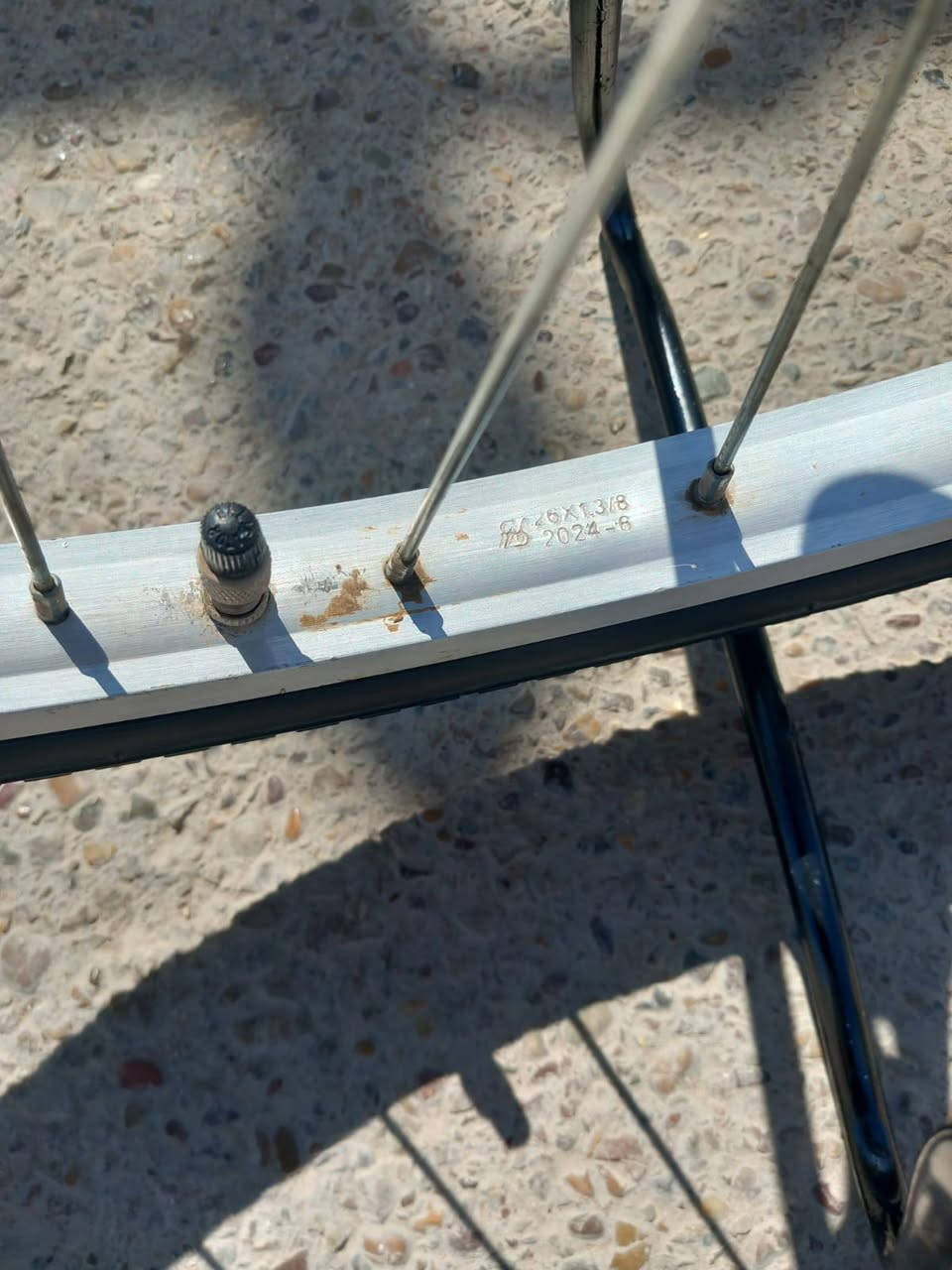 السلام عليكم للبيع بايسكل مستخدم شيء قليل حجم 26 سعره 75 الاستفسار *********** واتساب
