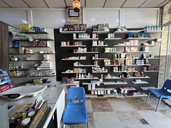 کۆمەڵێک ڕەفەی زۆر جوان،، رەفەکان بەکاردێت بۆ دەرمان خانە، کۆزمەتیک و جوانکاری، دوکانی مۆبایل و جەن شتێکی تر…..
بۆ زانینی نرخ و شوێن پەیوەندی بکەن بە ئەم ژمارە واتس ئەپەوە
***********
