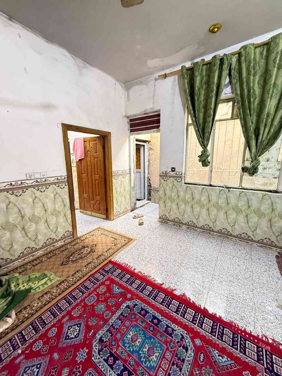 السلام عليكم بيت زراعي للبيع بناء حديث 220متر يتكومن من طرمة وستقبال خارجي ومطبخ وهول وغرفتين ومناور ثنين وصحيات داخلية وخارجية وحمام داخلي بيت مرتب جاهز للسكن وعالي عن الشارع مكان البيت //حي الشهداء قرب اسووق فاهم مقابيل بيت كرار ال حربي //السعر 35//وبي مجال للشراي //***********//اتصل ومتواجد خاص
