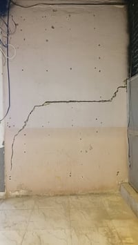 عندك إستقبال أو كوفي او محل حيطانه تعبانه ومالك خلك تلبخ وتصيغ ودور دي...