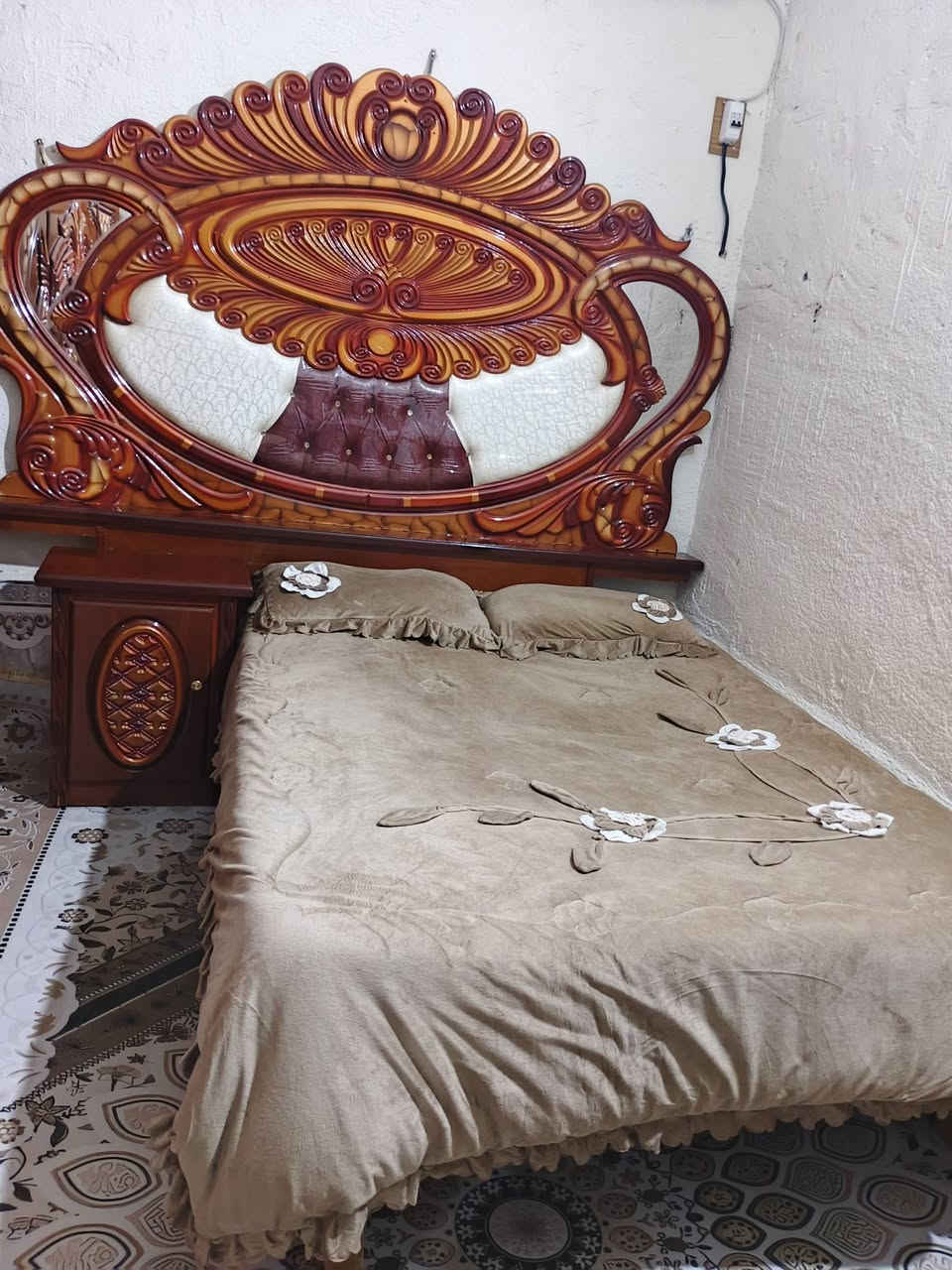 سلام عليكم غرفه اخشاب للبيع نظيفه كلش خشب عراقي صاج السعر 800 وبيها مجال لشراي تواصل *********** واتساب فقط.......
