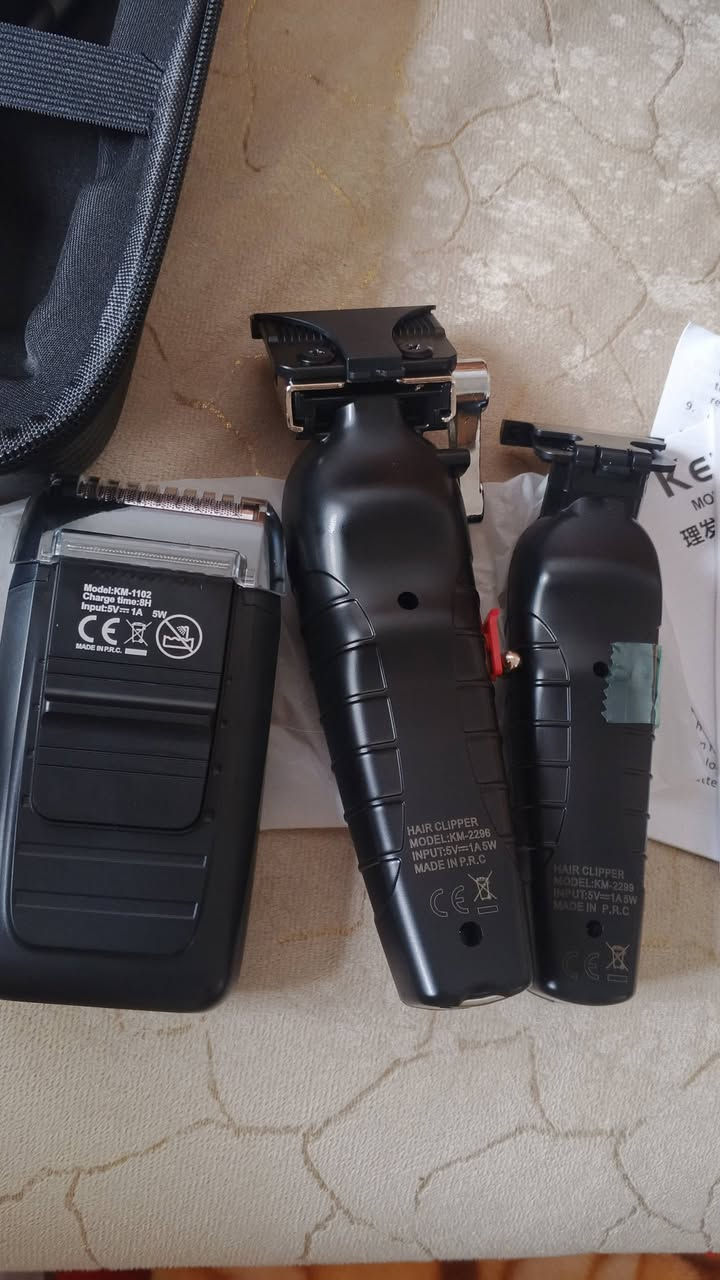 السلام عليكم
بكج ماكنه حلاقة من ماركة كيمي 
شرط الاصلي 
ثلاثي اخر اصدار ثقيل 

اعلى سعر ابيع 

***********
