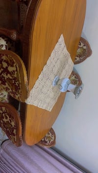 ميز طعام صاج انتيكه ثكيل كلش وتكمه عدد كراسي ٧ واحد بي ظرر بسيط و٦ جاه...