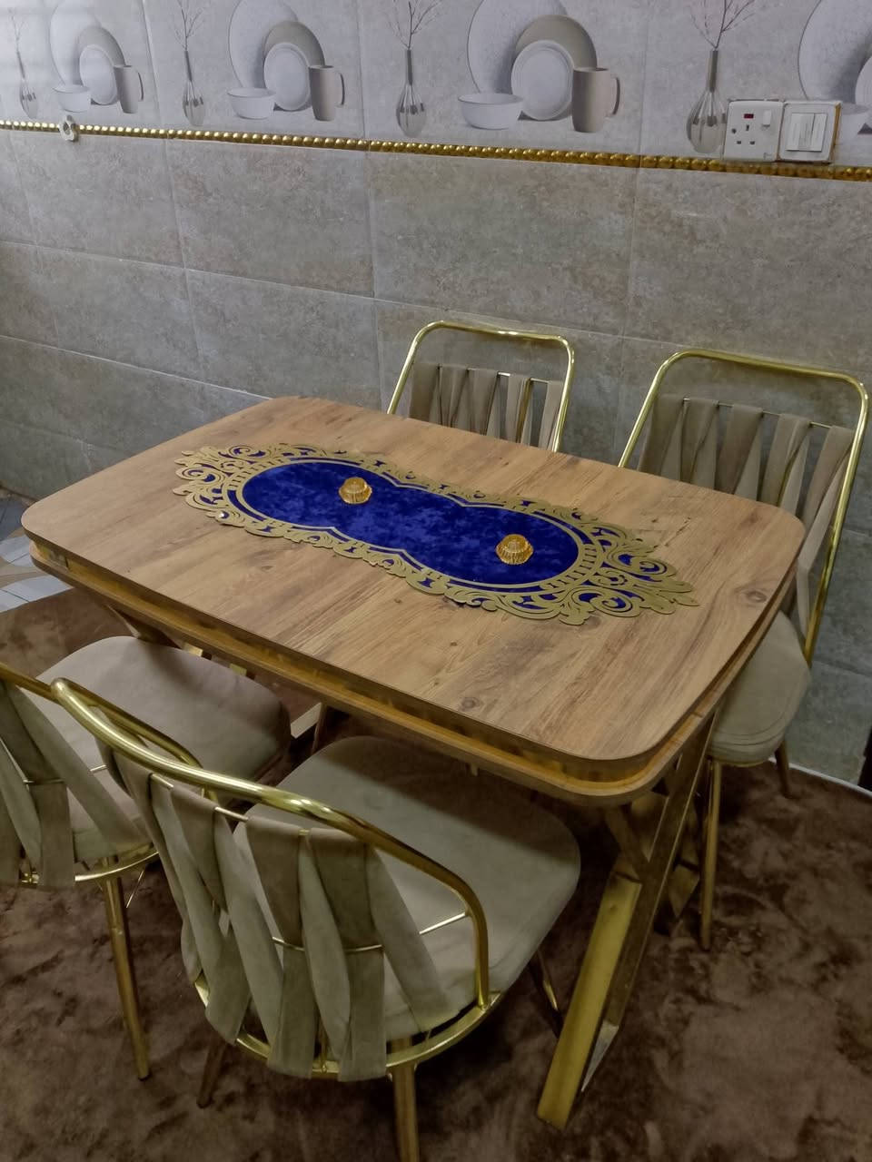 سلام عليكم الميز طعام للبيع مع 4 كراسي شراي يتصل ***********
