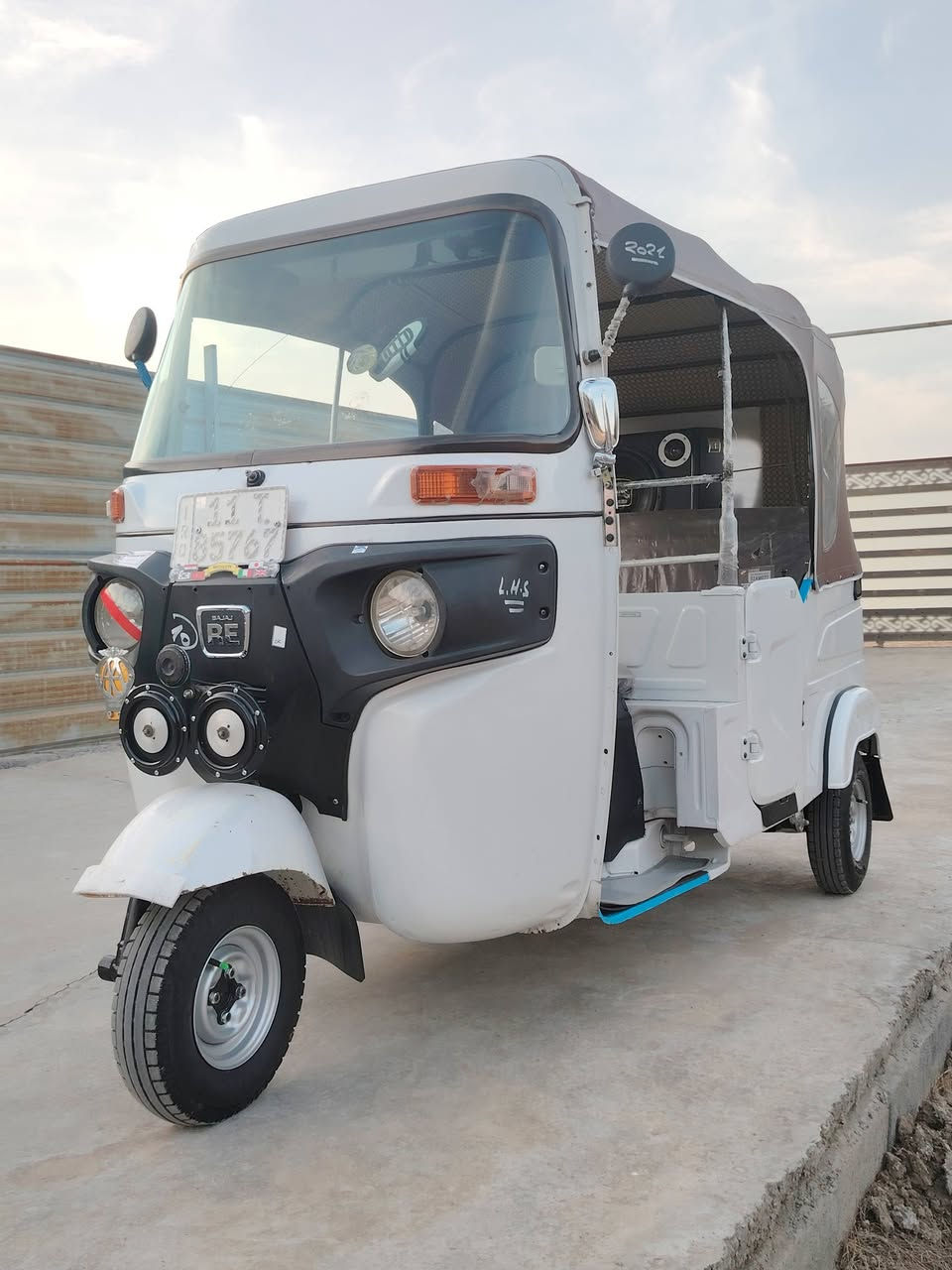 سلام عليكم تكتك للبيع 21 شهر ال 10 تحويل ثاني يوم جادر جديد تخم تايرات تكتك جاهزة من كلشي  كهربائيات مكينة ممجفتة مبدل بيها كلجات فقط ضربتها بيها بارد فقط جوا الرقم بيها رش جمالية قليل معمرة دوس بيع بدون غراض المكان بغداد دورة سعر 8ونص وبيها مجال 
*********** بي وتساب
